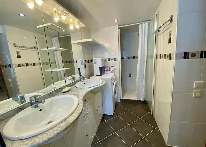 Apartament T4 Centre - Close To Shops, Wi-fi, Ac *