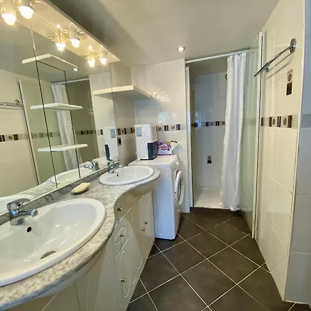 Apartamento T4 Centre - Close To Shops, Wi-fi, Ac *