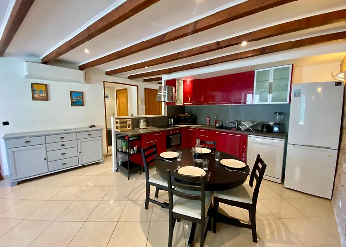 Apartamento T4 Centre - Close To Shops, Wi-fi, Ac Nice